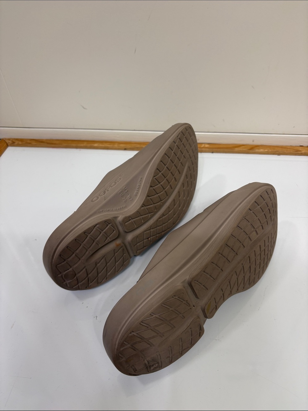 OOFOS Women's Recovery Slide - Taupe Brown - Picture 7 of 9